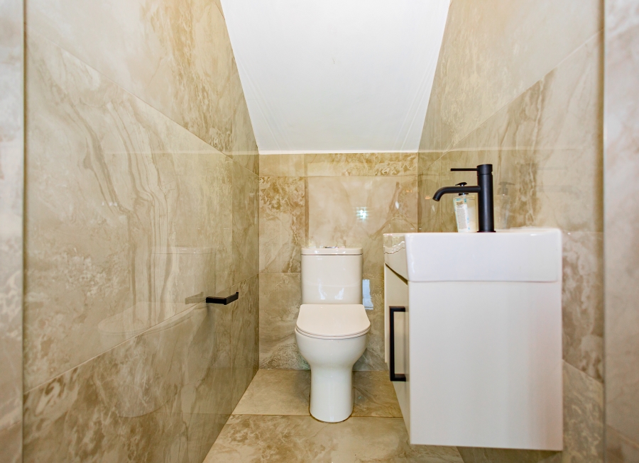 4 Bedroom Property for Sale in Oude Westhof Western Cape